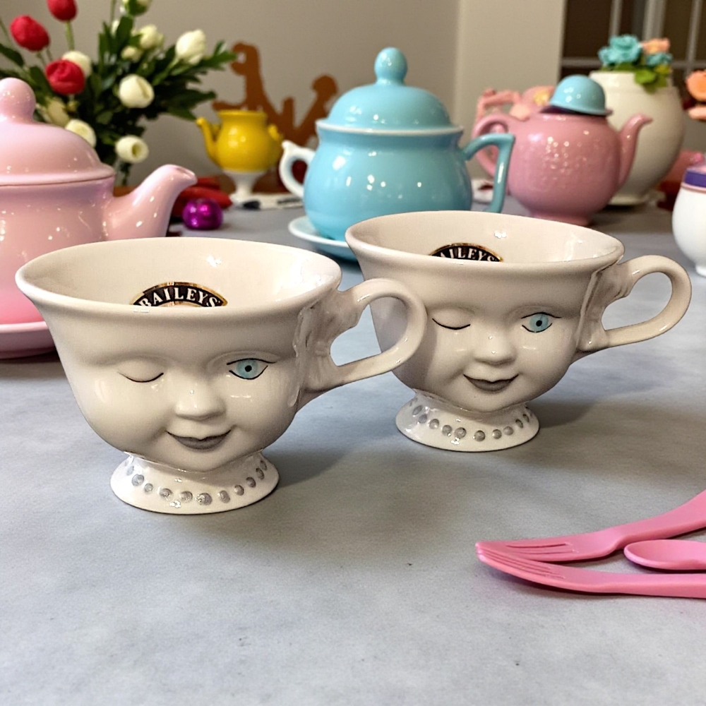 2 Baileys Wink Face Mugs Cups Signed Helen Hunt for Los Angeles Youth Network - Picture 16 of 16